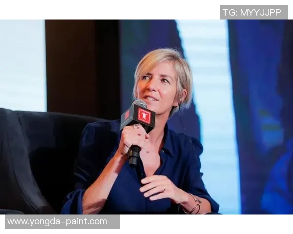 在飞机上思考的足球明星们的梦想与追求